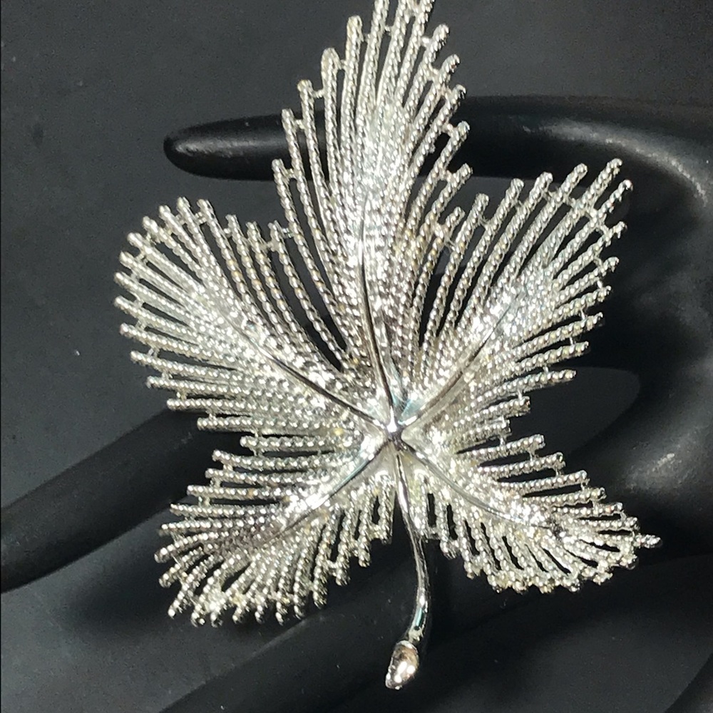 Vintage Sarah Coventry silver tone leaf flower floral brooch pin